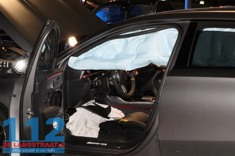 Grote ravage op A59 bij Waalwijk: Bestelbus op zijn kant, gewonde onder politiebegeleiding afgevoerd 112 De Langstraat