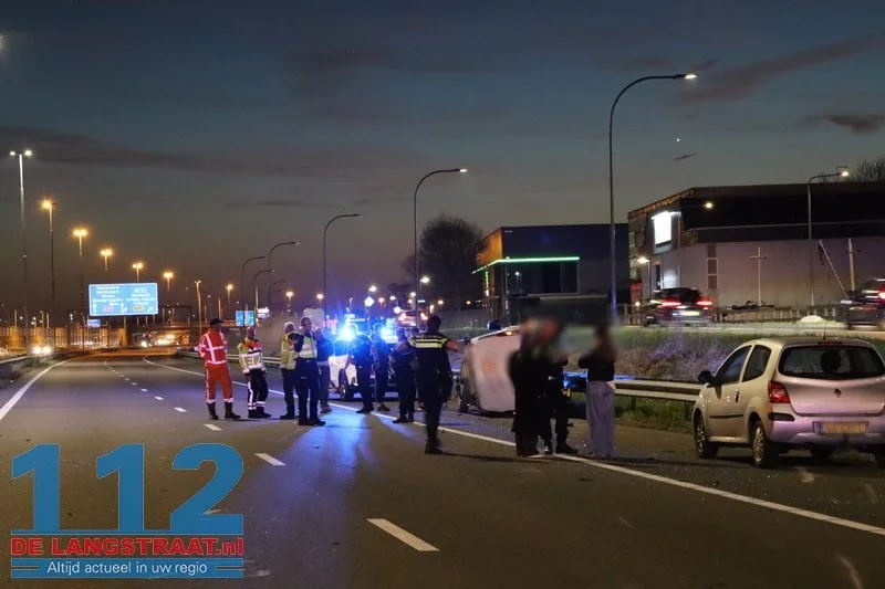 Grote ravage op A59 bij Waalwijk: Bestelbus op zijn kant, gewonde onder politiebegeleiding afgevoerd 112 De Langstraat