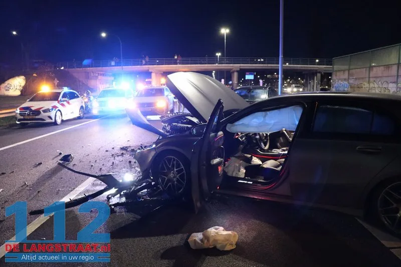 Grote ravage op A59 bij Waalwijk: Bestelbus op zijn kant, gewonde onder politiebegeleiding afgevoerd 112 De Langstraat