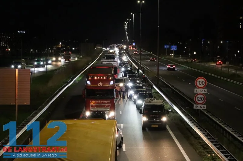 Grote ravage op A59 bij Waalwijk: Bestelbus op zijn kant, gewonde onder politiebegeleiding afgevoerd 112 De Langstraat