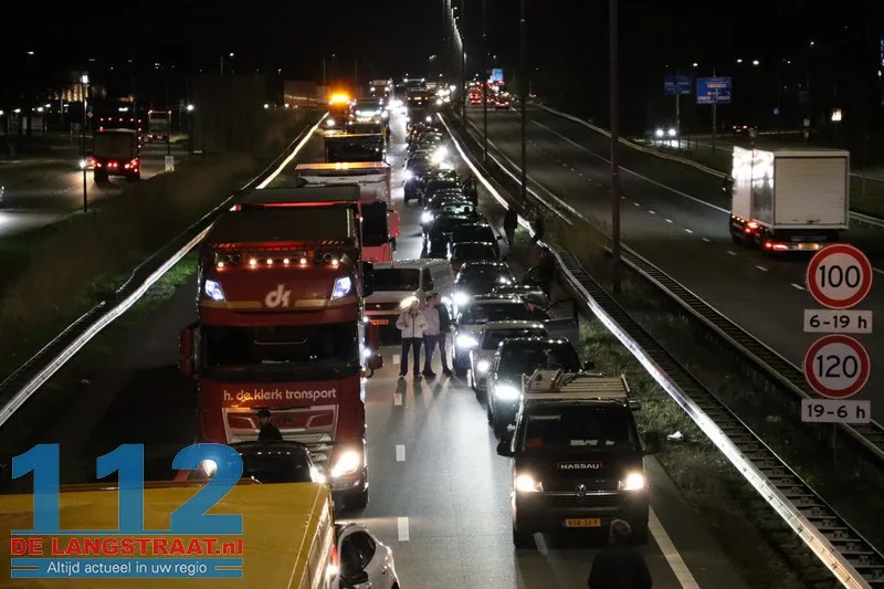 Grote ravage op A59 bij Waalwijk: Bestelbus op zijn kant, gewonde onder politiebegeleiding afgevoerd 112 De Langstraat