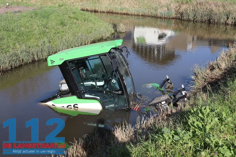 Medewerker belandt met maaimachine in het water: Brandweer en duikers met spoed naar Biesbosweg 112 De Langstraat