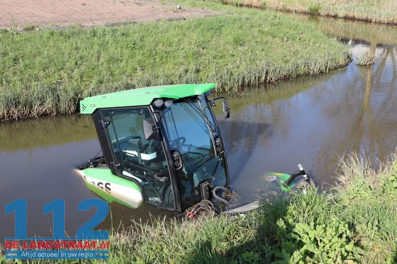 Medewerker belandt met maaimachine in het water: Brandweer en duikers met spoed naar Biesbosweg 112 De Langstraat