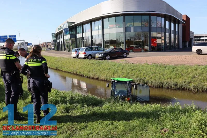 Medewerker belandt met maaimachine in het water: Brandweer en duikers met spoed naar Biesbosweg 112 De Langstraat