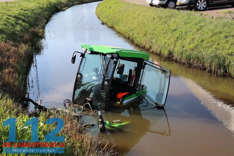 Medewerker belandt met maaimachine in het water: Brandweer en duikers met spoed naar Biesbosweg 112 De Langstraat