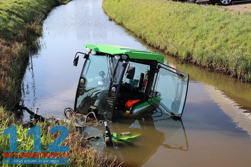 Medewerker belandt met maaimachine in het water: Brandweer en duikers met spoed naar Biesbosweg 112 De Langstraat