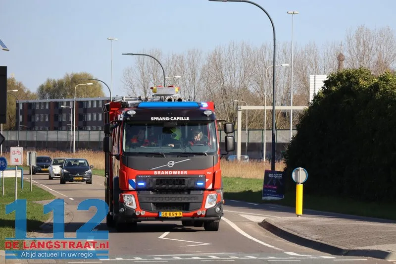 Medewerker belandt met maaimachine in het water: Brandweer en duikers met spoed naar Biesbosweg 112 De Langstraat