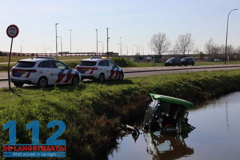 Medewerker belandt met maaimachine in het water: Brandweer en duikers met spoed naar Biesbosweg 112 De Langstraat