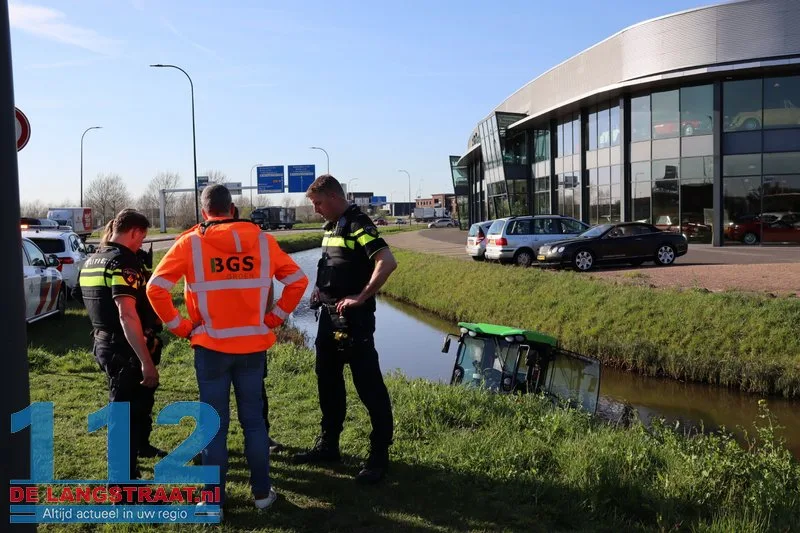 Medewerker belandt met maaimachine in het water: Brandweer en duikers met spoed naar Biesbosweg 112 De Langstraat