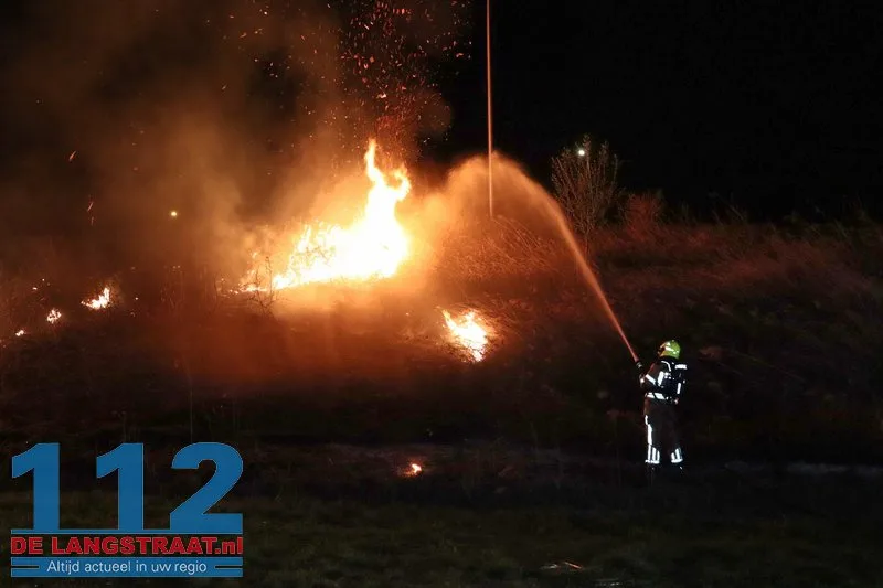 Metershoge vlammen langs Midden-Brabantweg: Brandweer blust rietbrand 112 De Langstraat