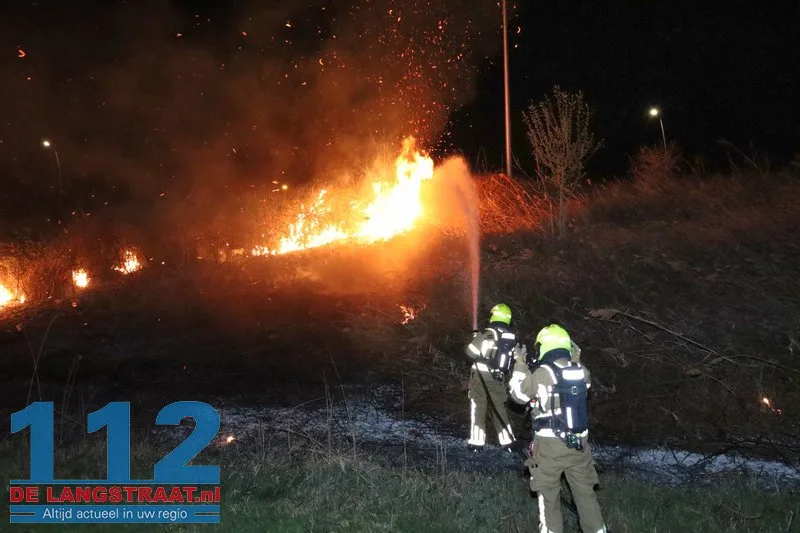 Metershoge vlammen langs Midden-Brabantweg: Brandweer blust rietbrand 112 De Langstraat