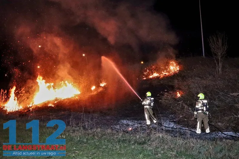 Metershoge vlammen langs Midden-Brabantweg: Brandweer blust rietbrand 112 De Langstraat