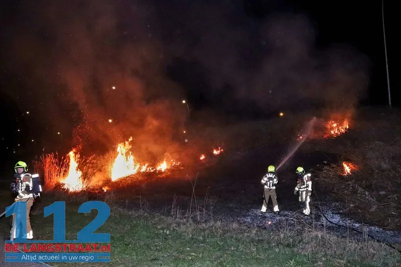 Metershoge vlammen langs Midden-Brabantweg: Brandweer blust rietbrand 112 De Langstraat