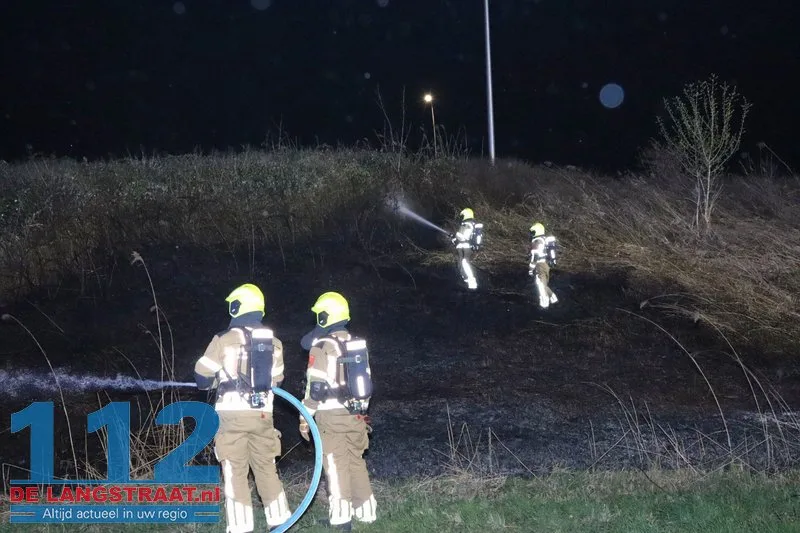 Metershoge vlammen langs Midden-Brabantweg: Brandweer blust rietbrand 112 De Langstraat