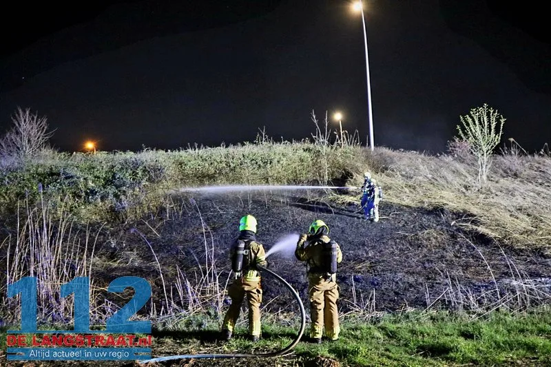 Metershoge vlammen langs Midden-Brabantweg: Brandweer blust rietbrand 112 De Langstraat