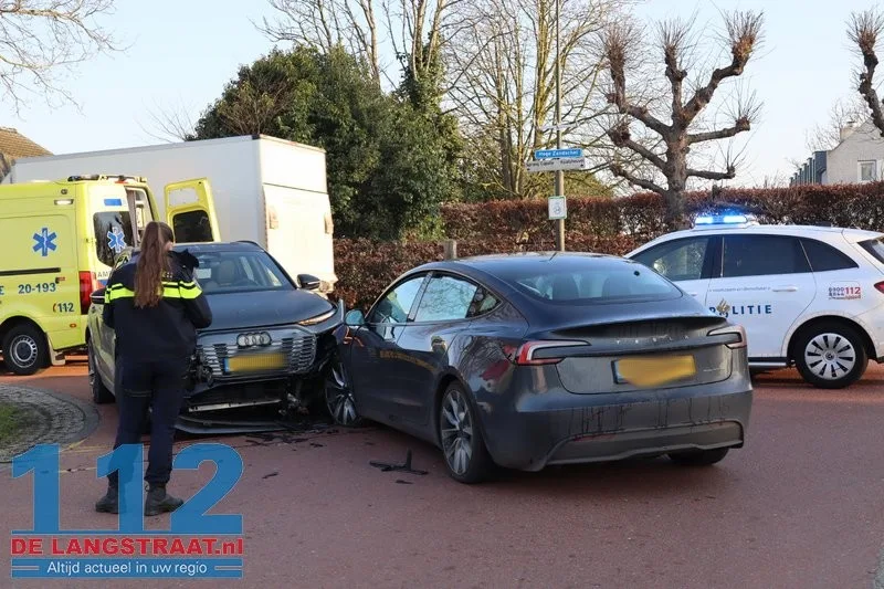 Twee auto's komen met elkaar in botsing Kaatsheuvel 112 De Langstraat