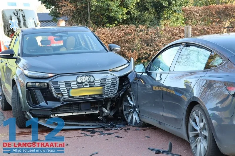 Twee auto's komen met elkaar in botsing Kaatsheuvel 112 De Langstraat
