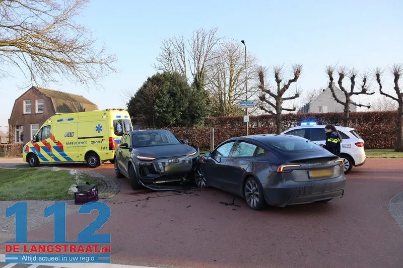 Twee auto's komen met elkaar in botsing Kaatsheuvel 112 De Langstraat