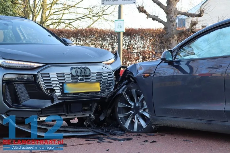 Twee auto's komen met elkaar in botsing Kaatsheuvel 112 De Langstraat