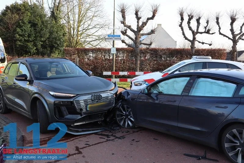 Twee auto's komen met elkaar in botsing Kaatsheuvel 112 De Langstraat