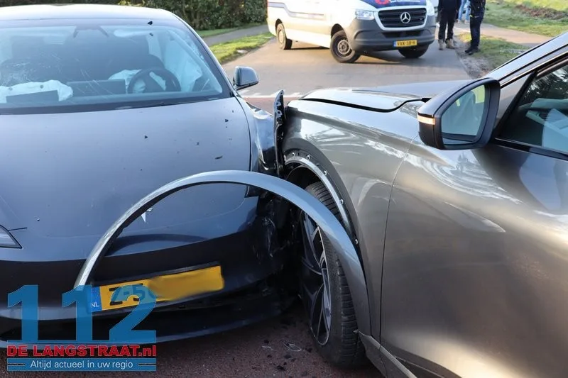 Twee auto's komen met elkaar in botsing Kaatsheuvel 112 De Langstraat