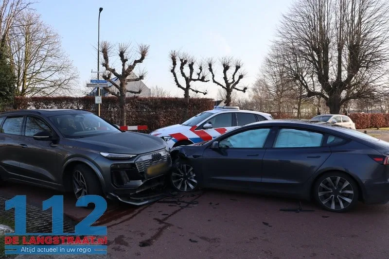 Twee auto's komen met elkaar in botsing Kaatsheuvel 112 De Langstraat