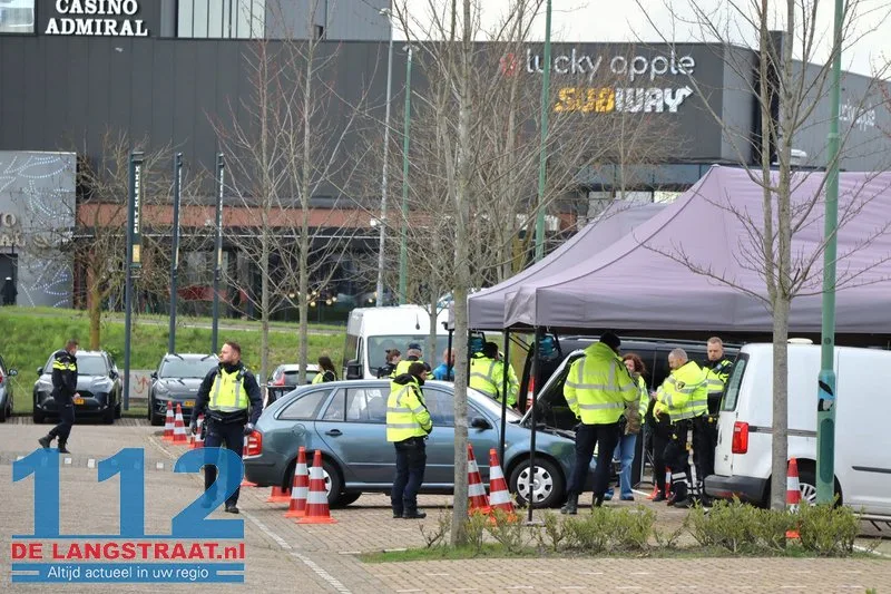 Massale verkeerscontrole bij Piet Klerkx: Politie, Douane en Belastingdienst slaan handen ineen 2 Massale verkeerscontrole bij Piet Klerkx: Politie, Douane en Belastingdienst slaan handen ineen 112 De Langstraat