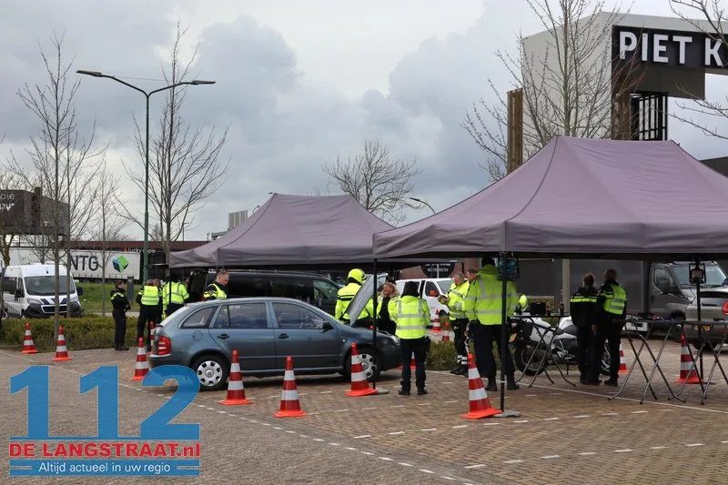 Massale verkeerscontrole bij Piet Klerkx: Politie, Douane en Belastingdienst slaan handen ineen 3 Massale verkeerscontrole bij Piet Klerkx: Politie, Douane en Belastingdienst slaan handen ineen 112 De Langstraat