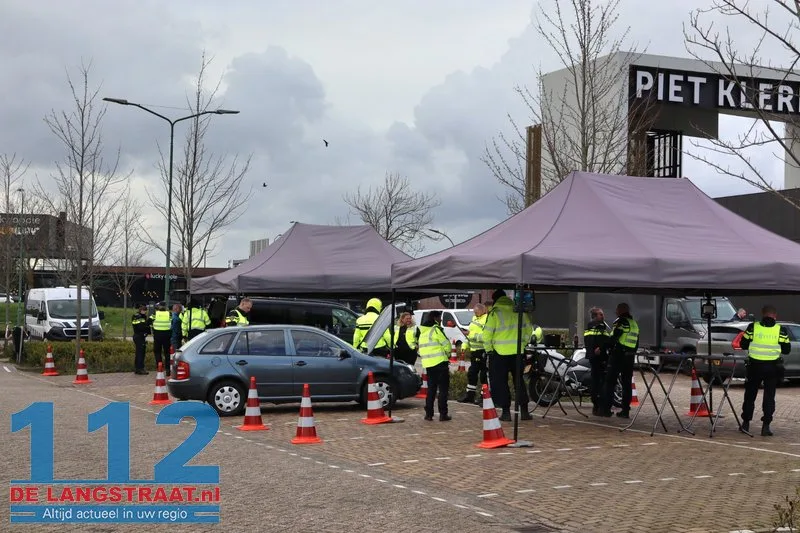 Massale verkeerscontrole bij Piet Klerkx: Politie, Douane en Belastingdienst slaan handen ineen 4 Massale verkeerscontrole bij Piet Klerkx: Politie, Douane en Belastingdienst slaan handen ineen 112 De Langstraat
