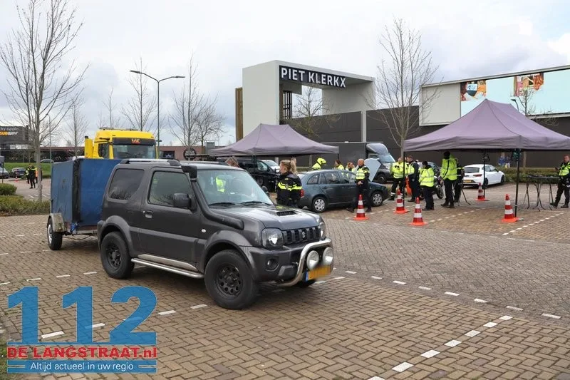 Massale verkeerscontrole bij Piet Klerkx: Politie, Douane en Belastingdienst slaan handen ineen 5 Massale verkeerscontrole bij Piet Klerkx: Politie, Douane en Belastingdienst slaan handen ineen 112 De Langstraat