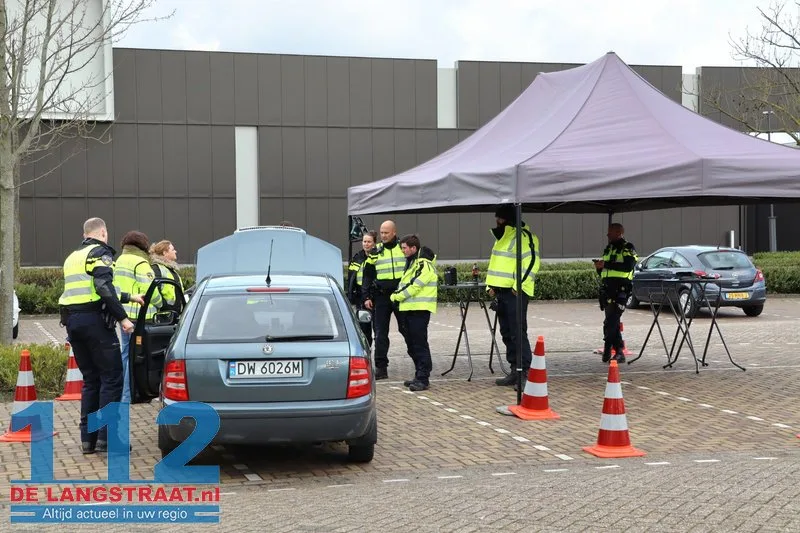 Massale verkeerscontrole bij Piet Klerkx: Politie, Douane en Belastingdienst slaan handen ineen 6 Massale verkeerscontrole bij Piet Klerkx: Politie, Douane en Belastingdienst slaan handen ineen 112 De Langstraat