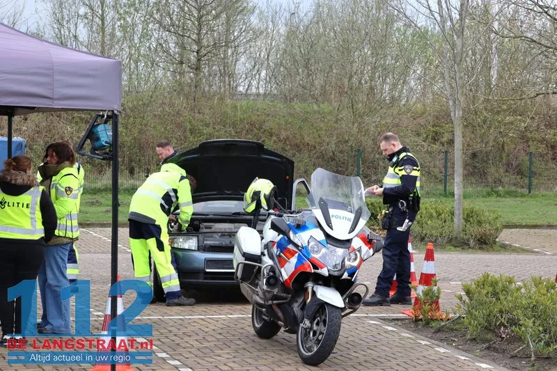 Massale verkeerscontrole bij Piet Klerkx: Politie, Douane en Belastingdienst slaan handen ineen 8 Massale verkeerscontrole bij Piet Klerkx: Politie, Douane en Belastingdienst slaan handen ineen 112 De Langstraat