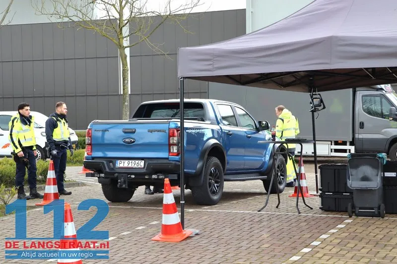 Massale verkeerscontrole bij Piet Klerkx: Politie, Douane en Belastingdienst slaan handen ineen 12 Massale verkeerscontrole bij Piet Klerkx: Politie, Douane en Belastingdienst slaan handen ineen 112 De Langstraat