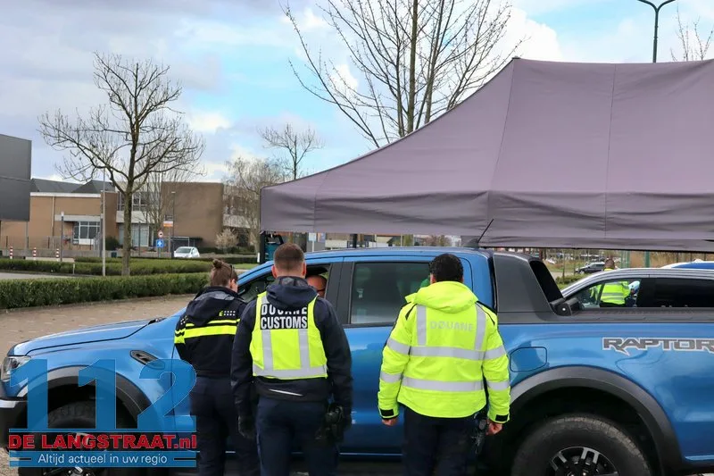 Massale verkeerscontrole bij Piet Klerkx: Politie, Douane en Belastingdienst slaan handen ineen 13 Massale verkeerscontrole bij Piet Klerkx: Politie, Douane en Belastingdienst slaan handen ineen 112 De Langstraat