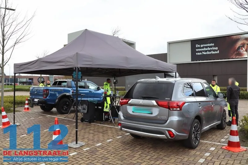 Massale verkeerscontrole bij Piet Klerkx: Politie, Douane en Belastingdienst slaan handen ineen 14 Massale verkeerscontrole bij Piet Klerkx: Politie, Douane en Belastingdienst slaan handen ineen 112 De Langstraat
