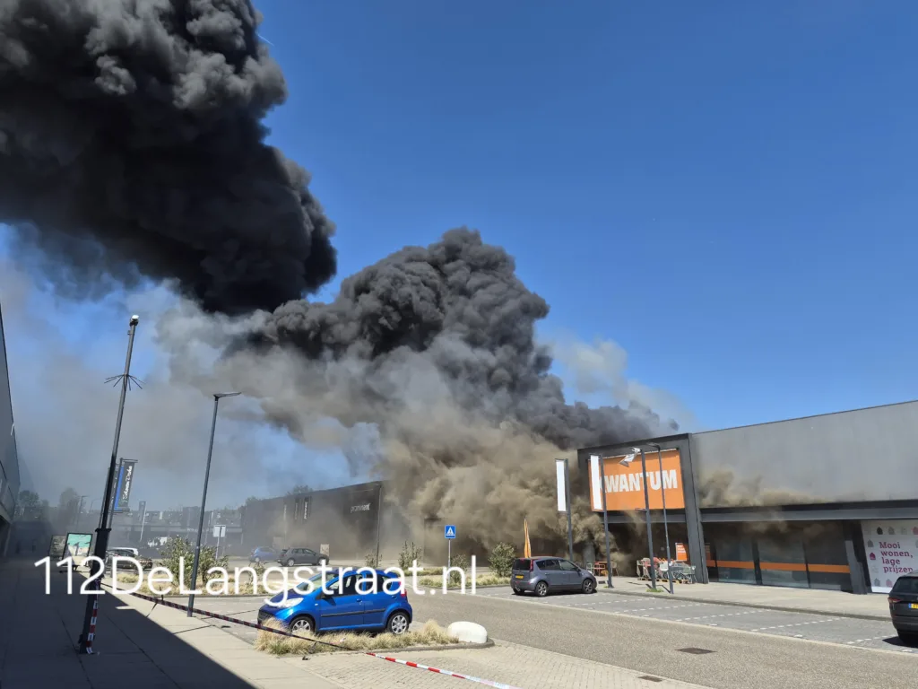Zeer grote brand in Kwantum in Waalwijk, vlammen uit het dak 112 De Langstraat