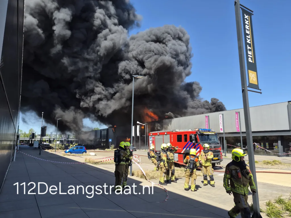Zeer grote brand in Kwantum in Waalwijk, vlammen uit het dak 112 De Langstraat