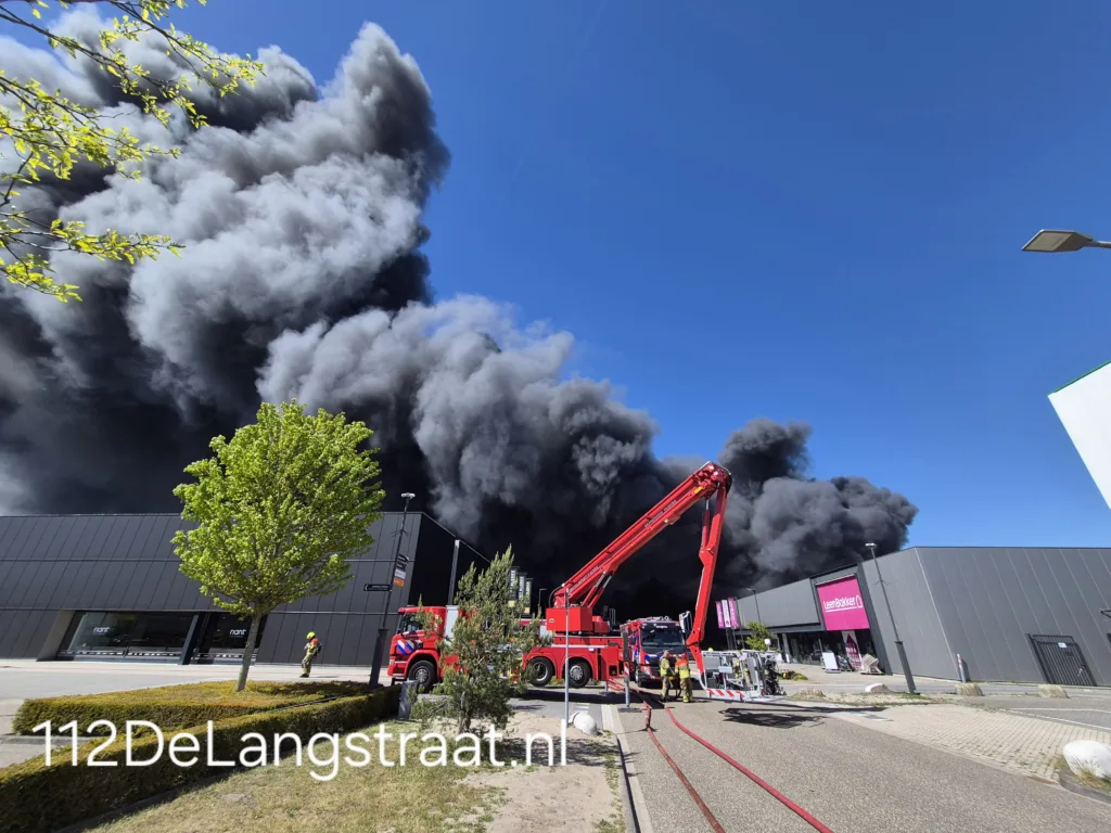 Zeer grote brand in Kwantum in Waalwijk, vlammen uit het dak 112 De Langstraat