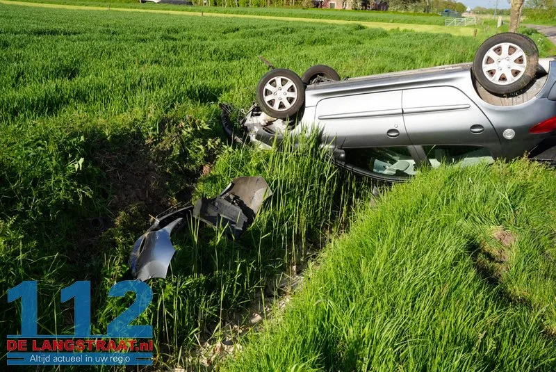 Auto slaat over de kop en belandt ondersteboven in sloot in Heesbeen 112 De Langstraat
