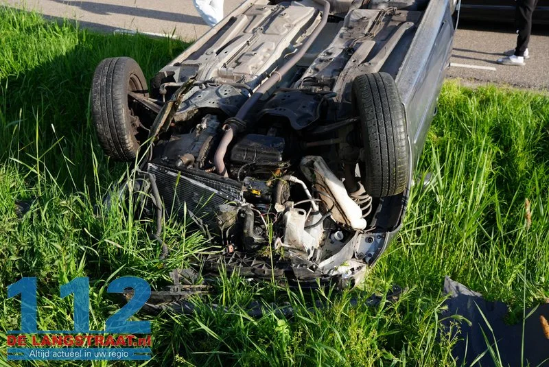 Auto slaat over de kop en belandt ondersteboven in sloot in Heesbeen 112 De Langstraat