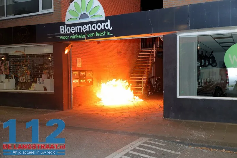 Overslaande containerbrand op Bloemenoordplein: Bewoners gewekt door sirenes 112 De Langstraat