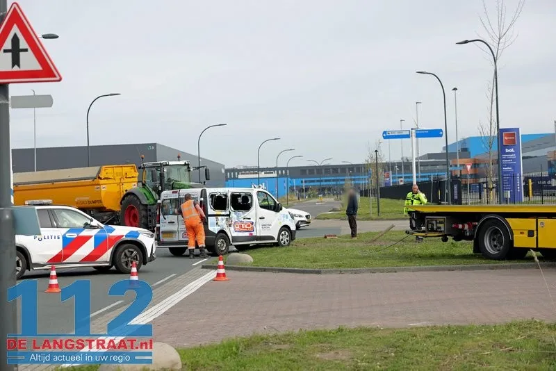 Ravage na botsing tussen tractor en bestelbus op Weteringweg Waalwijk 112 De Langstraat