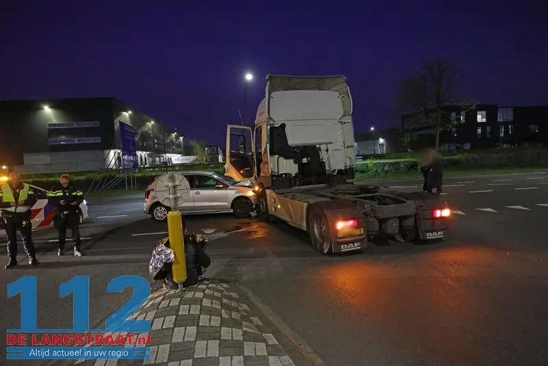 Spitsverkeer Haven 7 loopt vast na aanrijding tussen vrachtwagen en auto op Midden-Brabantweg 112 De Langstraat