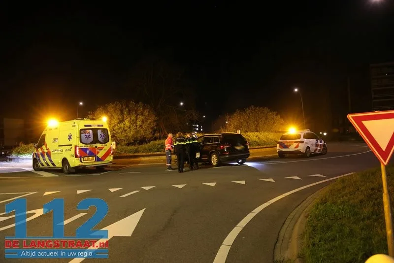 Auto ramt betonblokken op rotonde Noorder Allee: Bestuurder ziet rotonde over het hoofd 1 Auto ramt betonblokken op rotonde Noorder Allee: Bestuurder ziet rotonde over het hoofd 112 De Langstraat