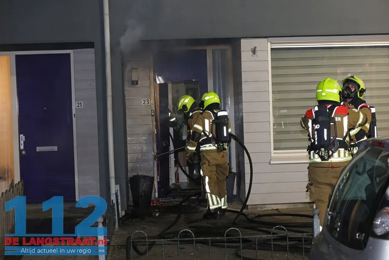 Brandweer zaagt voordeur open bij woningbrand Van Wielesteinstraat: Politie onderzoekt verdachte situatie 5 Brandweer zaagt voordeur open bij woningbrand Van Wielesteinstraat: Politie onderzoekt verdachte situatie 112 De Langstraat