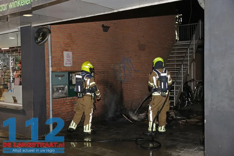 Overslaande containerbrand op Bloemenoordplein: Bewoners gewekt door sirenes 112 De Langstraat