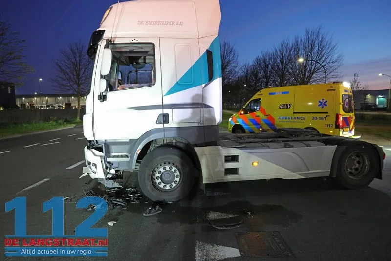 Spitsverkeer Haven 7 loopt vast na aanrijding tussen vrachtwagen en auto op Midden-Brabantweg 112 De Langstraat