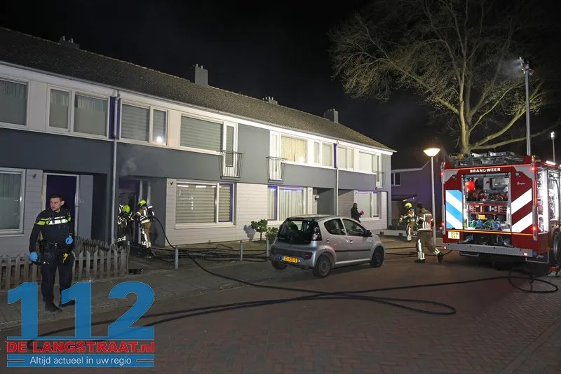 Brandweer zaagt voordeur open bij woningbrand Van Wielesteinstraat: Politie onderzoekt verdachte situatie 6 Brandweer zaagt voordeur open bij woningbrand Van Wielesteinstraat: Politie onderzoekt verdachte situatie 112 De Langstraat
