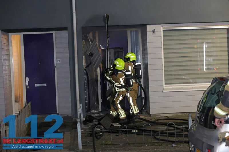 Brandweer zaagt voordeur open bij woningbrand Van Wielesteinstraat: Politie onderzoekt verdachte situatie 7 Brandweer zaagt voordeur open bij woningbrand Van Wielesteinstraat: Politie onderzoekt verdachte situatie 112 De Langstraat