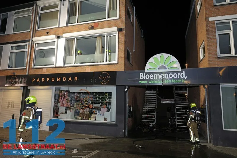 Overslaande containerbrand op Bloemenoordplein: Bewoners gewekt door sirenes 112 De Langstraat